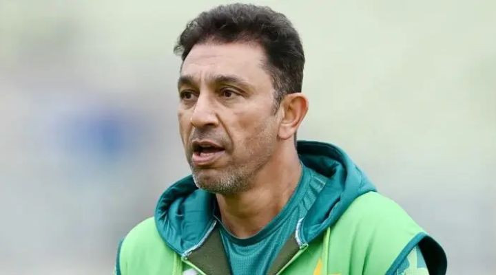 পাকিস্তান টেস্ট দলের দায়িত্ব ছাড়লেন আজহার